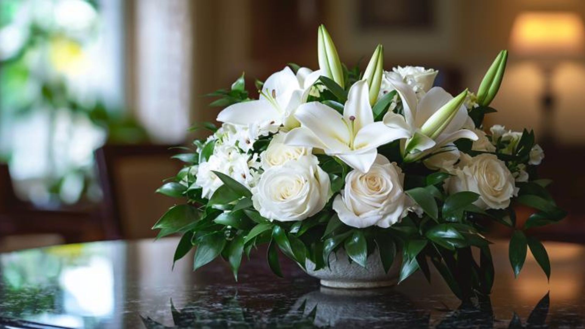 Bouquet de roses blanches et lys pour cérémonie funéraire