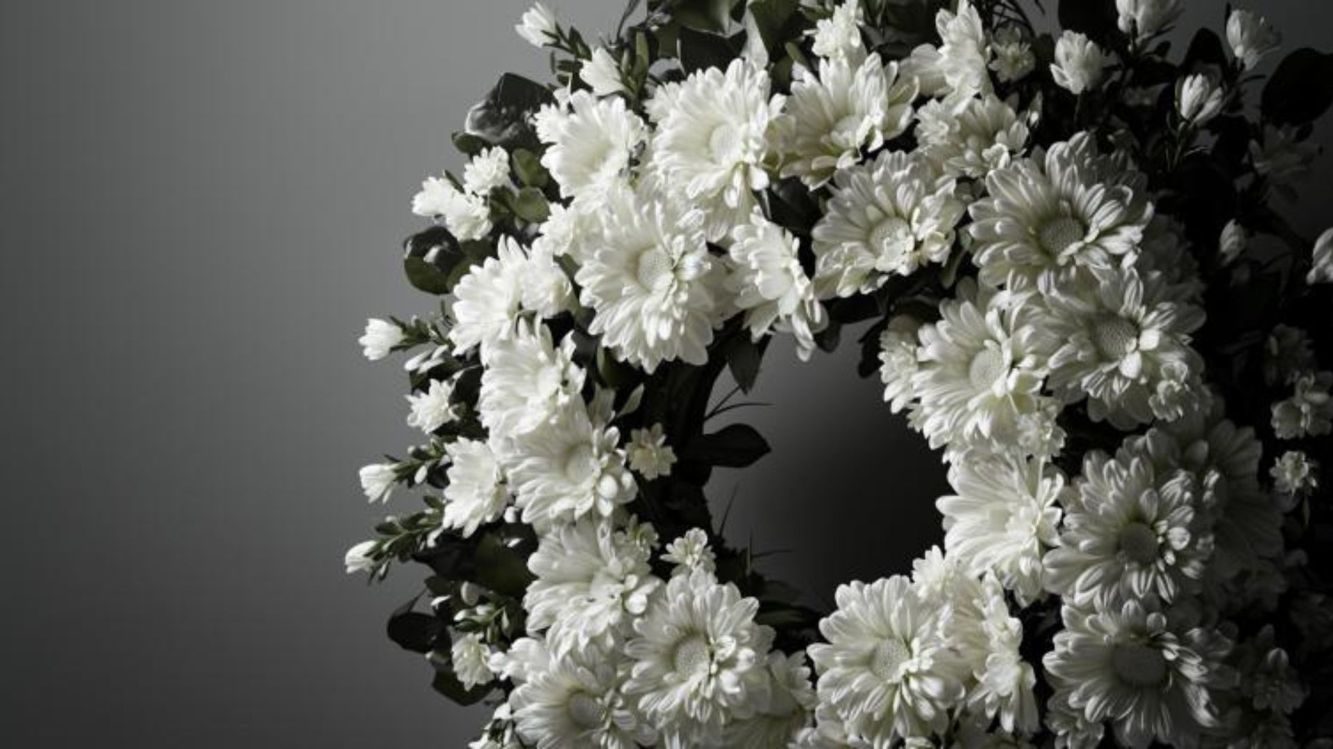 Composition de deuil avec chrysanthèmes et œillets blancs