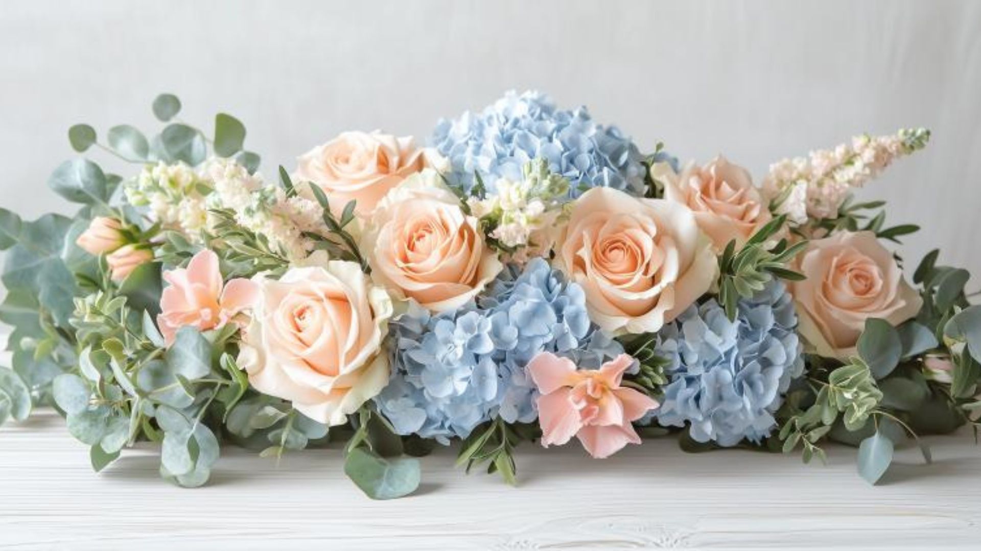 Bouquet de fleurs pastel pour un enterrement avec des roses et des œillets