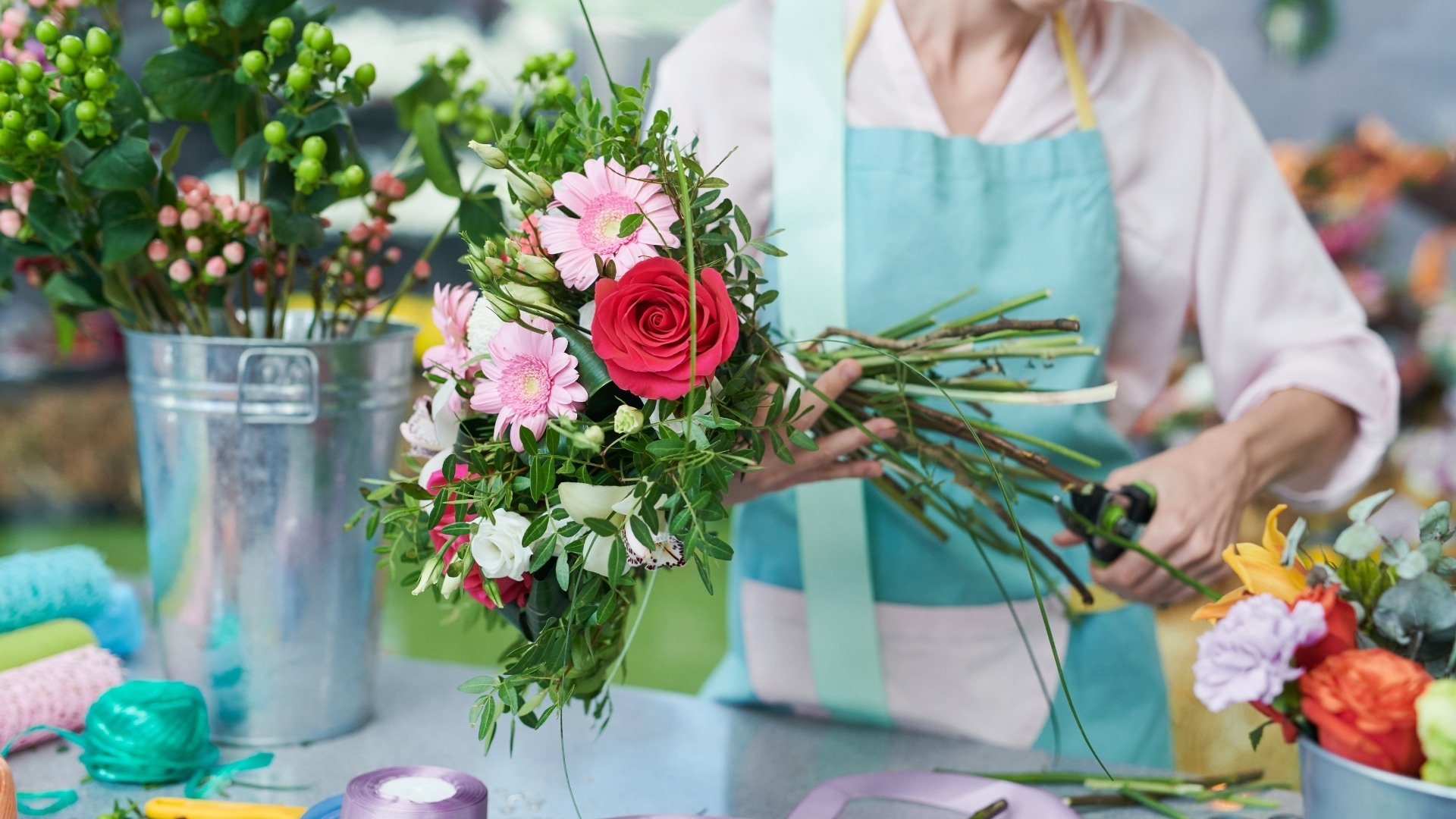 Préparation des tiges de fleurs en biseau pour une meilleure hydratation