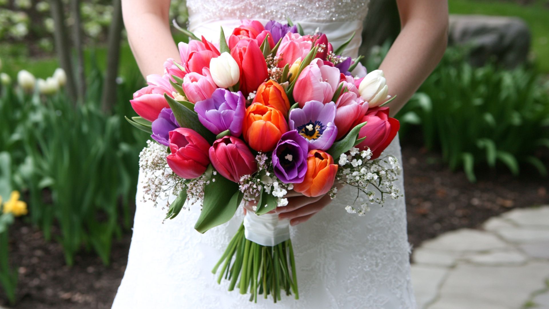 Bouquet de mariée printanier avec des tulipes et des anémones colorées